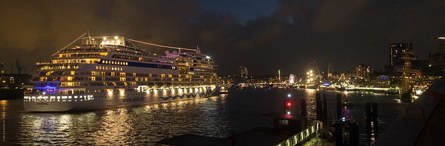 Hamburg Kreuzfahrtterminal bei Nacht Licht
