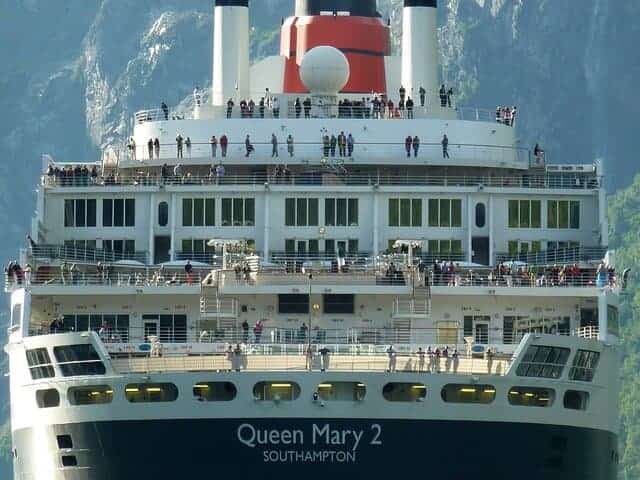 RMS Queen Mary 2 in Hamburg 2015