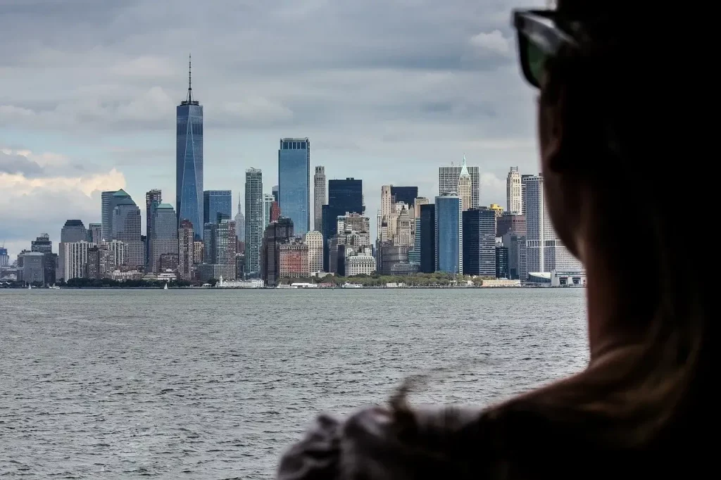 new-york-city-skyline-vom-wasser