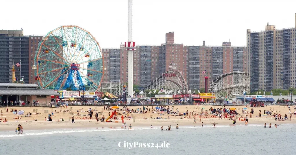 coney island riesenrad strand badende menschen und skyline NY hintergrund