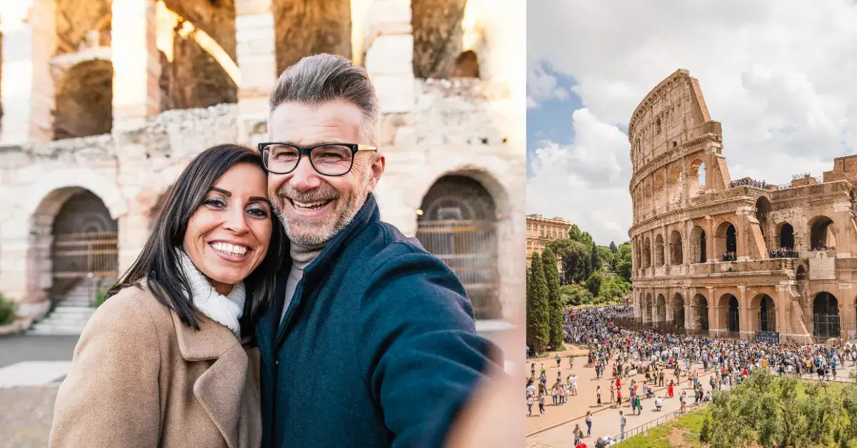 lächenldes pärchen um die 40 Jahre nehmen Selfie vorm kolosseum in rom eingang und touristen vor colosseum panorama