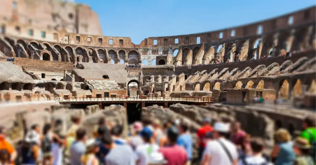 rom kolosseum amphitheater innen panorama rundsicht mit vielen besuchern