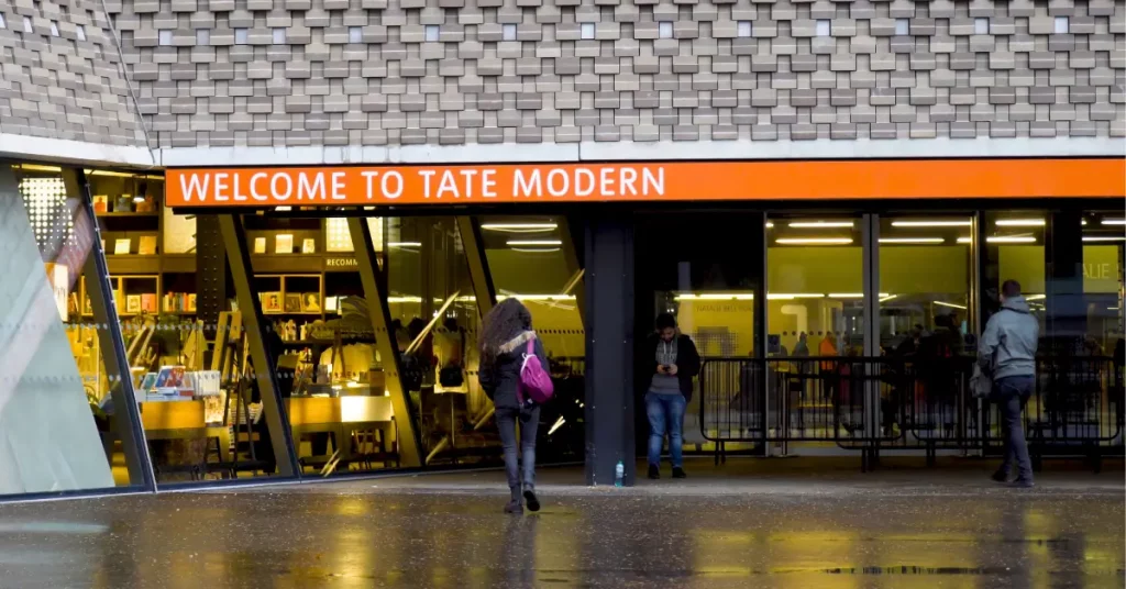 tate-modern-gallery-london-architektur-eingang-mit-besucher