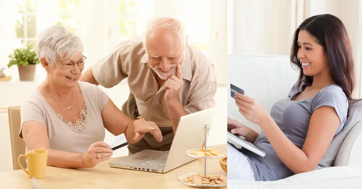 rentnerpaar zuhause am laptop mit kreditkarte lachend und eine junge frau aufm sofa zahlt mit visa oder mastercard online