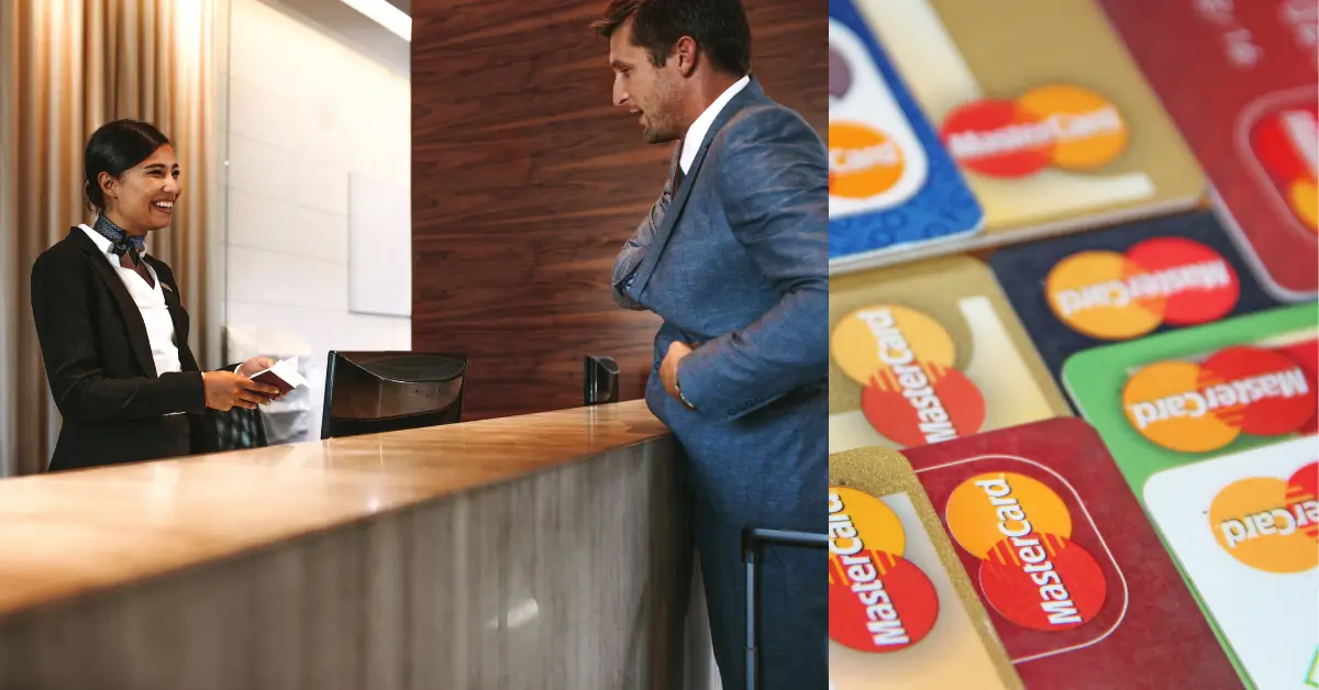 Mann-im-Anzug-vor-einer-Hotelrezeptionistin-mit-Trolley-und-daneben-Mastercard-Gold-Kreditkarten-auf dem Tisch liegend